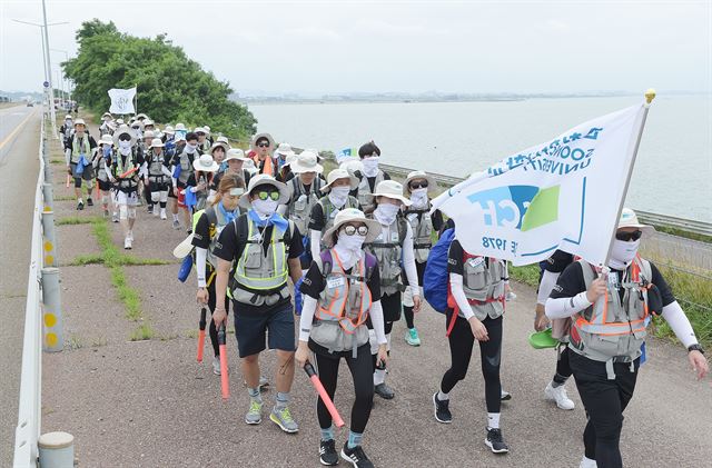 210km를 걸으며 봉사활동을 펼치는 ‘제1회 순천향대장정’ 에 나선 순천향대생 60명이 시화호 방조제를 지나고 있다. 순천향대 제공