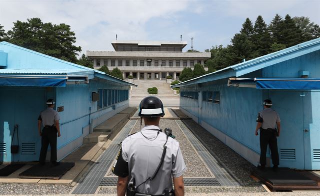 12일 판문점에서 예정된 북미 간 미군 유해송환 실무협상이 북측 인사의 불참으로 성사되지 않은 것으로 알려졌다. 사진은 판문점에서 경계근무 중인 병사들. 연합뉴스