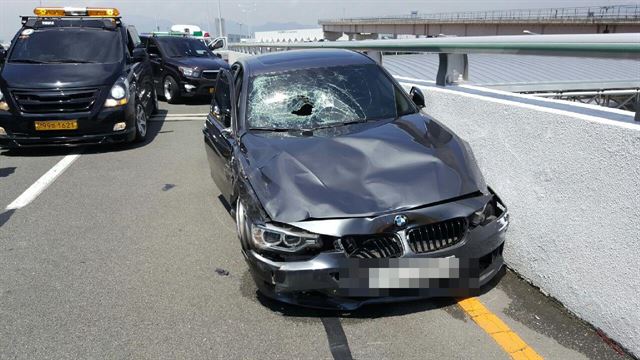 택시와 충돌 후 파손된 BMW 모습. 부산경찰청 제공