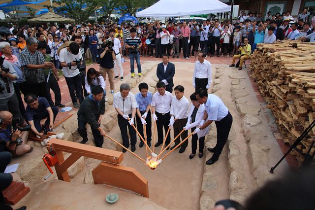 강진청자축제를 알리는 가마불지피기. 강진군 제공