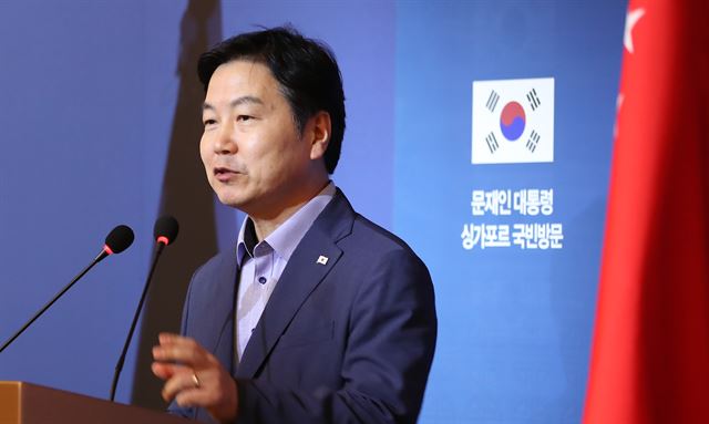 문재인 대통령의 인도와 싱가포르 국빈 방문을 수행 중인 홍종학 중소 벤처기업부 장관이 11일 오후 싱가포르 샹그릴라 라사 센토사 리조트에서 열린 브리핑에서 인도 방문 성과와 싱가포르에서 전망을 말하고 있다. 싱가포르=연합뉴스