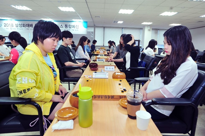 지난 달 2일 서울 홍익동 한국기원 대회장에서 열렸던 ‘2018 삼성화재배 월드바둑마스터스’ 여자조 예선 1회전에서 중국 차오유인(왼쪽) 3단이 텀블러를 옆에 두고 한국 김다영(20) 3단과 대국을 벌이고 있다. 한국기원 제공