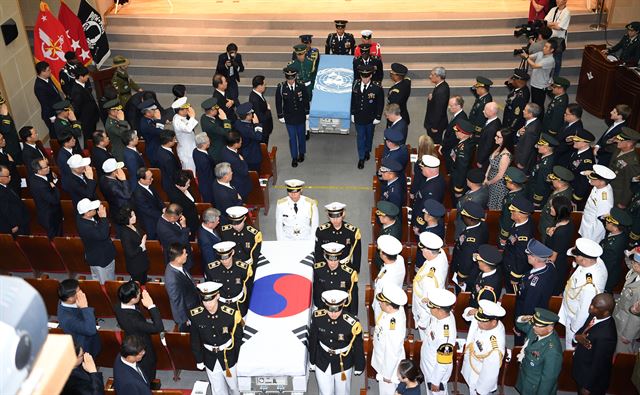 13일 오전 서울 동작구 국립서울현충원에서 열린 ‘한미 6.25 전사자 유해 상호 봉환 행사’에서 하와이를 경유해 한국으로 들어온 미1기병단 소속 고(故) 윤경혁 일병의 유해와 미국으로 가는 신원 미확인의 미군 유해가 운구되고 있다. 이 행사에는 윤경혁 일병의 유가족과 송영무 국방부 장관, 빈센트 부룩스 UN군 사령관 등이 참석했다. 신상순 선임기자