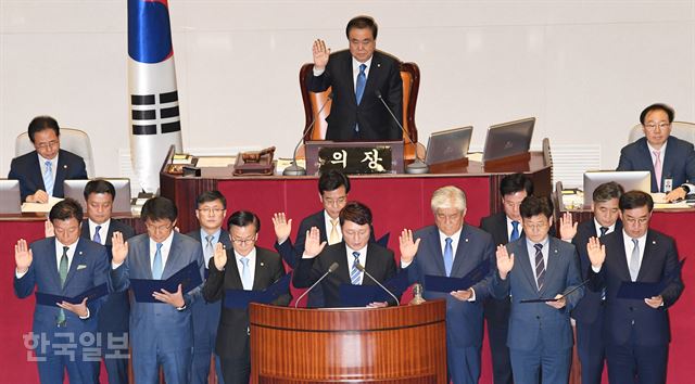 6.13 재보궐선거에 당선된 의원들이 13일 오전 서울 여의도 국회 본회의장에서 선서하고 있다. 배우한 기자