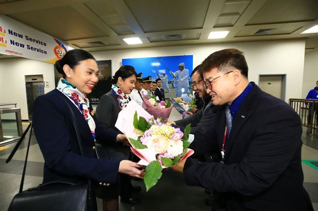 강원도와 양양군청, 양양공항 관계자들이 지난 3월 전세기 취항을 기념하는 자리에서 필리핀항공 승무원들에게 꽃다발을 전달하고 있다. 연합뉴스