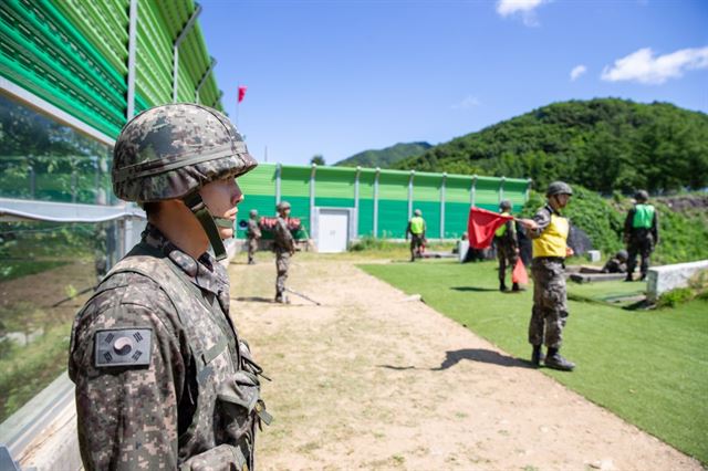 파라과이군 제대 후 파라과이 국적을 버리고 대한민국 국적을 취득, 15일 강원 인제 2사단 무공대대에서 제2의 군 생활을 하고 있는 남고희 일병이 근무를 서고 있다. 육군 제공