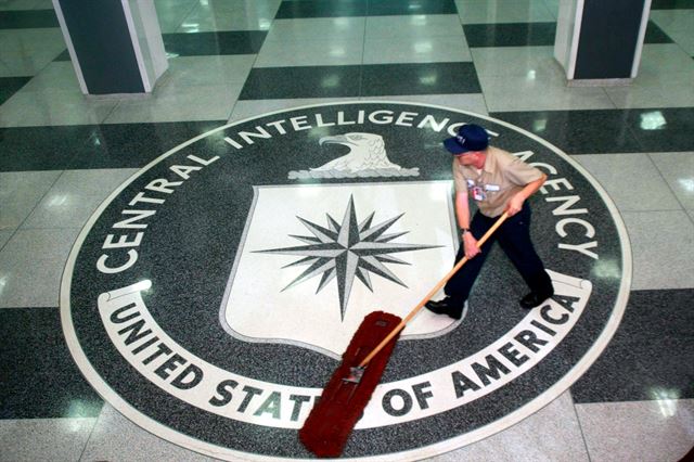 미국 버지니아주 랭글리의 중앙정보국(CIA) 건물에서 한 청소담당 직원이 CIA 상징이 그려진 복도를 청소하고 있다. 랭글리=EPA 연합뉴스 자료사진