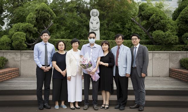 소장이식수술을 받고 건강을 회복한 문모 씨(가운데)와 가톨릭의대 다장기이식팀 기념사진. 서울성모병원 제공.