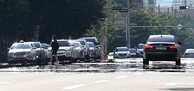 대구·경북 전역에 폭염 경보가 내린 15일 오후 대구시 북구 한 도로에 지열로 아지랑이가 피어오르고 있다. 연합뉴스