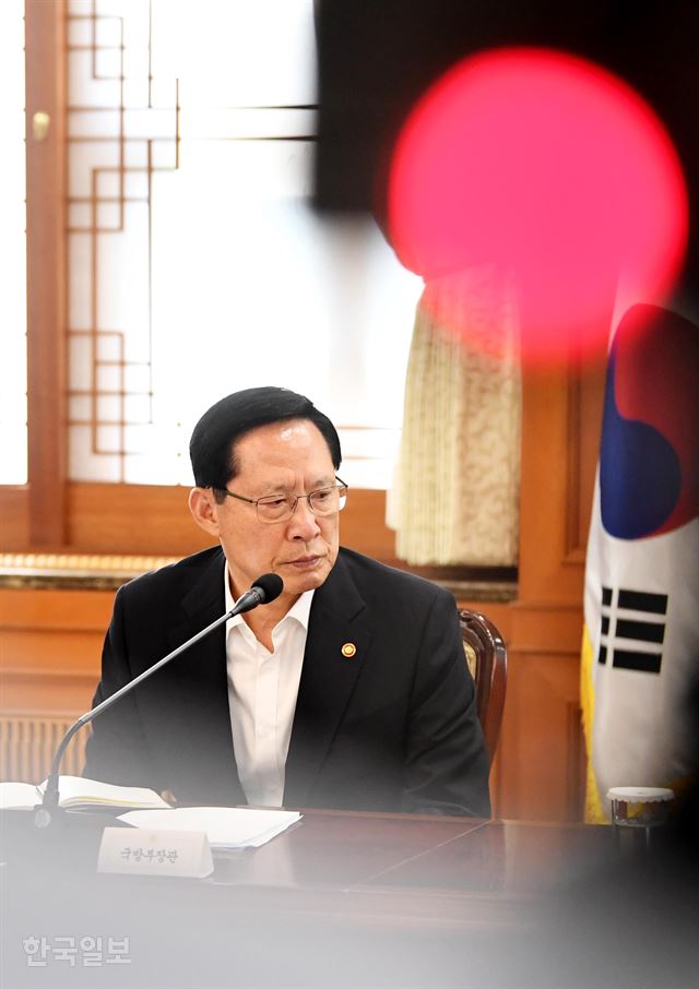 16일 오후 서울 종로구 정부서울청사에서 열린 국가테러대책위원회에 송영무 국방부 장관이 심각한 표정으로 앉아 있다. 김주성 기자