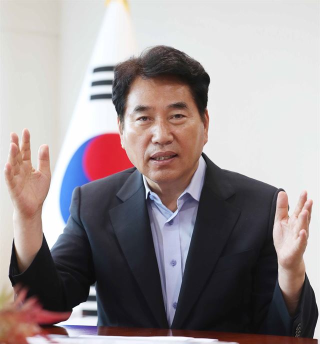 백군기 경기 용인시장이 16일 한국일보와의 인터뷰에서 난개발 방지를 위한 대책을 마련, 강력하게 추진할 것이라는 의지를 밝히고 있다. 용인시 제공