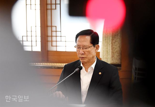 16일 오후 서울 종로구 정부서울청사에서 열린 국가테러대책위원회에 송영무 국방부 장관이 심각한 표정으로 앉아 있다. 김주성 기자