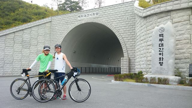 신한은행에서 일하는 김백년(오른쪽)씨가 2015년 8월 중학생 아들 형일군과 나선 자전거 국토종주 중간 지점인 충북 괴산 이화령 고개에 선 모습. 김백년씨 제공