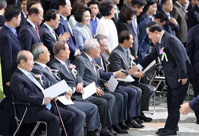 문희상 국회의장이 17일 국회 로텐더홀에서 열린 제70주년 제헌절 경축식에 입장하며 원로 정치인들과 인사하고 있다. 연합뉴스