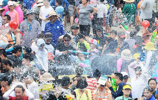 지난해 전남 장흥 탐진강변에서 열린 정남진장흥물축제 모습. 장흥군청 제공