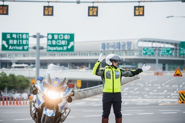 전국 광역단위 자치경찰제 전면 시행을 앞두고 제주지방경찰청이 국가경찰 일부 치안사무를 제주자치경찰에 시범적으로 이관하는 작업이 속도를 내고 있다. 사진은 제주자치경찰이 제주국제공항 인근 도로에서 교통정리를 하는 모습. 제주자치경찰단 제공.