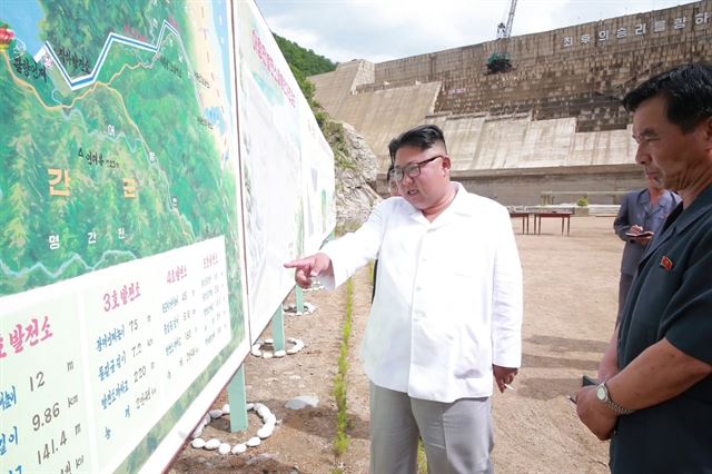 유엔 안전보장이사회 대북제재 결의에 위반하는 북한산 석탄 수출이 지난해 러시아 홀름스크항을 거쳐 이뤄진 것으로 확인됐다. 사진은 조선중앙TV가 17일 보도한 김정은 북한 국무위원장의 함경북도 어랑천발전소 건설현장 시찰 모습. 연합뉴스