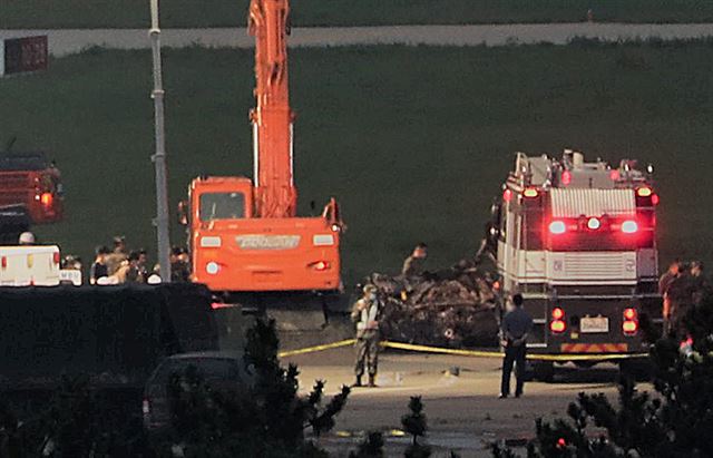 17일 해병대 상륙기동헬기 마린온이 경북 포항 해군 6항공전단 부대내에 추락해 군 관계자들이 사고 현장을 수습하고 있다. 사고 헬기는 정비 후 시험비행 중이었던 것으로 알려졌으며 추락 직후 화재가 발생했다. 이날 사고로 탑승자 6명중 5명이 사망하고 1명은 부상했다. 뉴스1