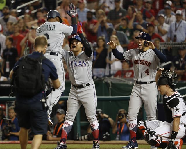 미 워싱턴DC 내셔널 볼파크에서 17일(현지시간) 제 89회 MLB 올스타전이 열린 가운데 8회 초 대타로 한국 타자로 첫 올스타 출전 및 첫 안타를 치고 출루했던 텍사스 레인저의 추신수 선수가 뒤이어 3점 홈런을 친 진 세구라(시애틀 매리너스)가 홈으로 들어오자 기뻐하고 있다. 이번 경기에서는 아메리칸 리그가 내셔널 리그를 8-6으로 누르고 승리를 차지했다. EPA 연합뉴스