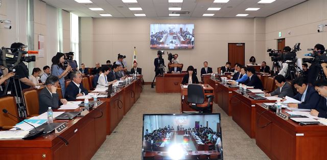 18일 국회에서 여상규 위원장 주재로 대법원과 법제처의 업무보고를 위한 국회 법제사법위원회 전체회의가 열리고 있다. 연합뉴스