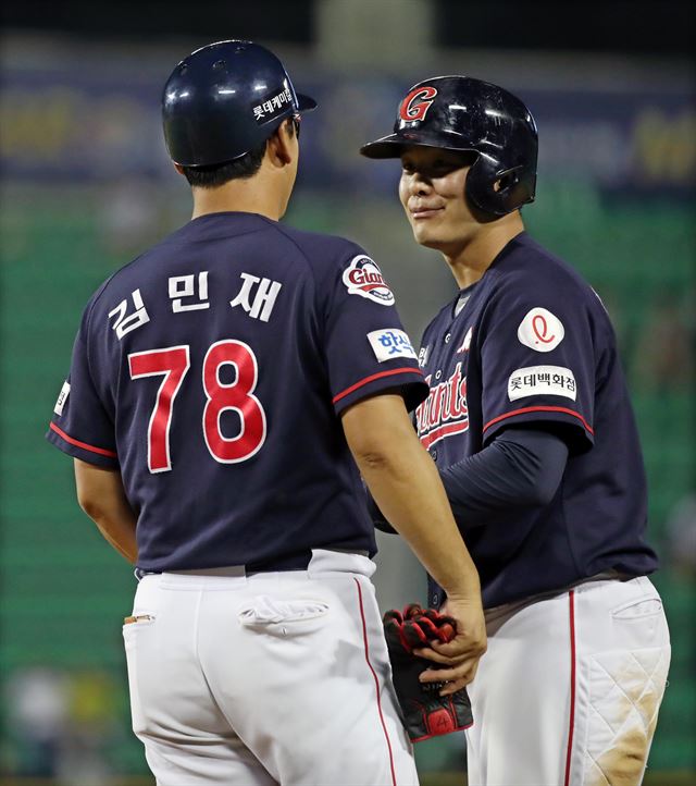 18일 오후 서울 잠실야구장에서 열린 2018 프로야구 롯데 자이언츠와 두산 베어스의 경기. 8회초 2사 1, 2루 상황 롯데 민병헌(오른쪽)이 동점 적시타를 날리고 김민재 코치와 대화하고 있다. 연합뉴스