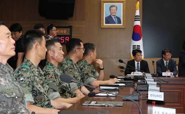 16일 오후 서울 용산구 국방부 대회의실에서 열린 국군기무사령부 계엄령 문건 관련 긴급회의에 참석한 군 지휘관들이 굳은 표정으로 앉아 있다. 연합뉴스