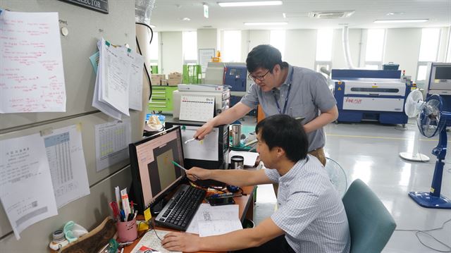 원주 의료기기테크노 밸리 내 입주 업체 연구진이 시제품 활용 데이터를 보며 상용화 방안을 논의하고 있다. 원주 의료기기테크노밸리 제공