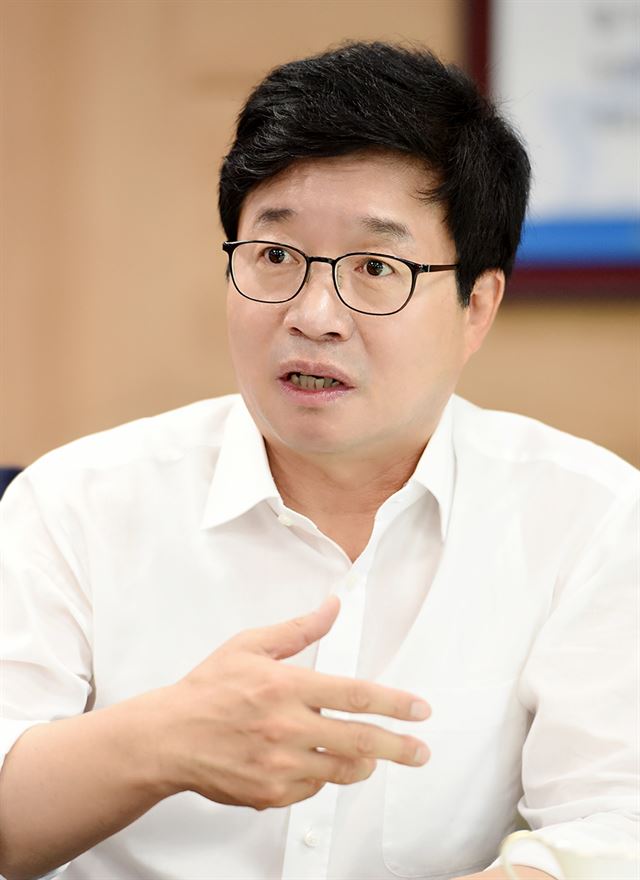 염태영 경기 수원시장이 19일 시청 집무실에서 한국일보와 가진 인터뷰에서 특례시 실현 구상 등을 밝히고 있다. 수원시 제공