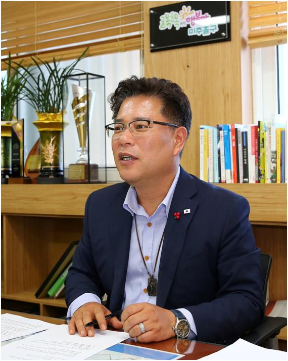 김정식 인천 미추홀구청장이 한국일보와 인터뷰에서 “골목골목까지 행복한 구를 만들겠다”고 말하고 있다. 미추홀구 제공