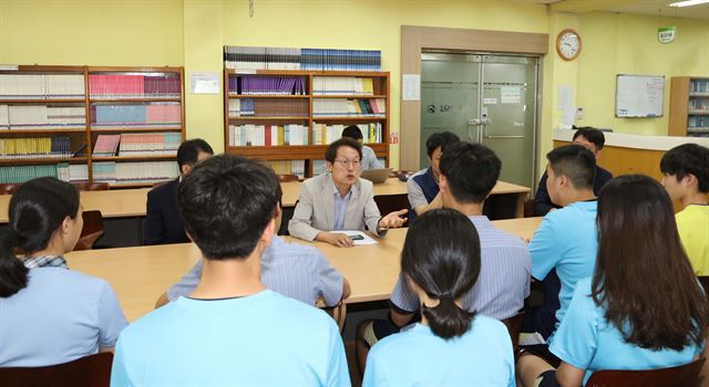 조희연 서울시교육감이 19일 서울에 위치한 한 중학교를 방문해 이란 국적의 난민 학생을 격려하고 그를 도와준 학생, 교사 10여명과 대화를 나누고 있다. 서울시교육청 제공.