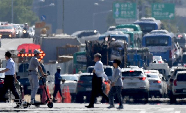 전국적으로 폭염특보가 계속되고 있는 19일 오후 서울 여의도 환승센터 주변도로 위에 지열로 인한 아지랑이가 피어오르고 있다. 서재훈 기자