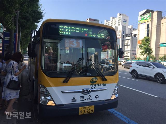 [저작권 한국일보] 광주시는 여름방학을 맞아 23일부터 다음달 19일까지 학생 승객이 많은 시내버스 노선을 중심으로 평일 기준 66개 노선에서 시내버스 119대(12%)를 줄여 운행한다. 안경호 기자