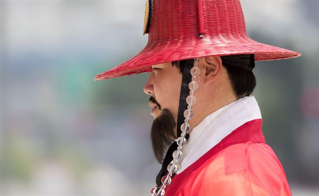 전국 대부분 지역에 폭염특보가 발효된 20일 서울 광화문에서 수문장이 햇빛 아래 서 있다. 서울=연합뉴스