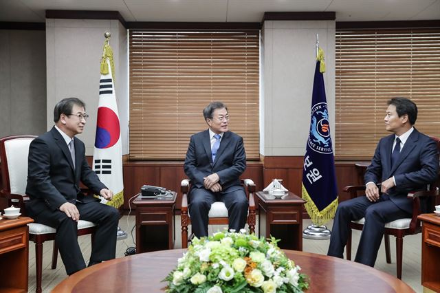 20일 오후 문재인 대통령이 내곡동에 위치한 국가정보원을 방문해 국가정보원 서훈 원장, 임종석 비서실장과 이야기를 나누고 있다. 청와대 제공