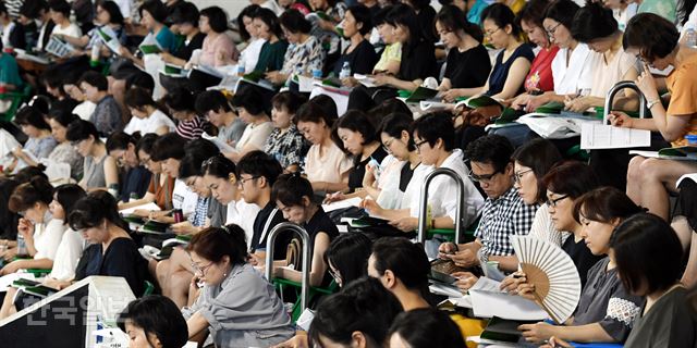 20일 오후 서울 송파구 잠실학생체육관에서 열린 종로학원 주최 '2019 대입수시' 대학선택전략 설명회에서 학부모들이 입시전문가의 설명을 듣고 있다 배우한 기자