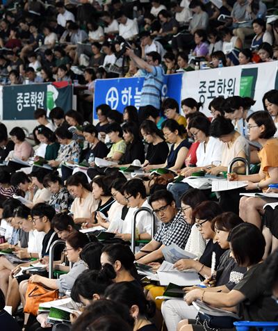 20일 오후 서울 송파구 잠실학생체육관에서 열린 종로학원 주최 '2019 대입수시' 대학선택전략 설명회에서 학부모들이 입시전문가의 설명을 듣고 있다 배우한 기자