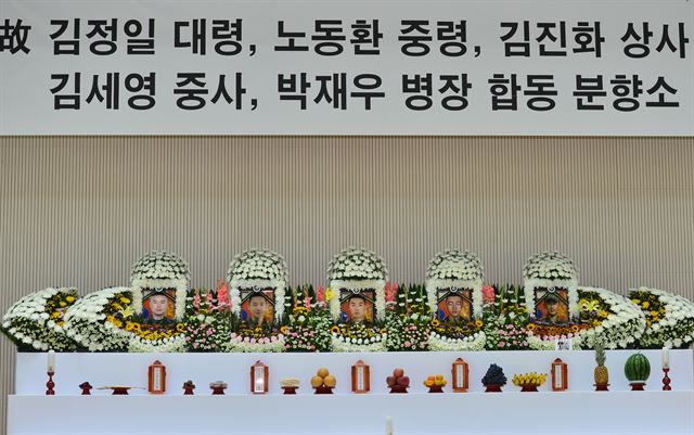 21일 오전 해병대 1사단 부대 내 김대식 관에서 지난 17일 마린온 헬기 추락사고로 순직한 조종사 김정일 대령(45)등 승무원 5명의 합동 분향소가 마련됐다. 뉴스1