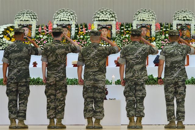 21일 5명이 순직한 해병대 1사단 항공단 마린온 헬기(MUH-1)추락사고 승무원 합동 분향소가 부대 내 김대식 관에 마련됐다.분향소를 찾은 해병대원들이 마지막 예를 갖추고 있다. 뉴스1