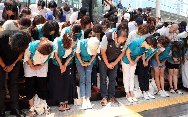 철도노사가 KTX 해고 승무원 복직을 합의한 21일 13년째 투쟁을 이어온 KTX 해고 승무원 등이 서울역 플랫폼 중앙계단에서 투쟁 해단식 기자회견을 하며 국민들께 인사하고 있다. 연합뉴스