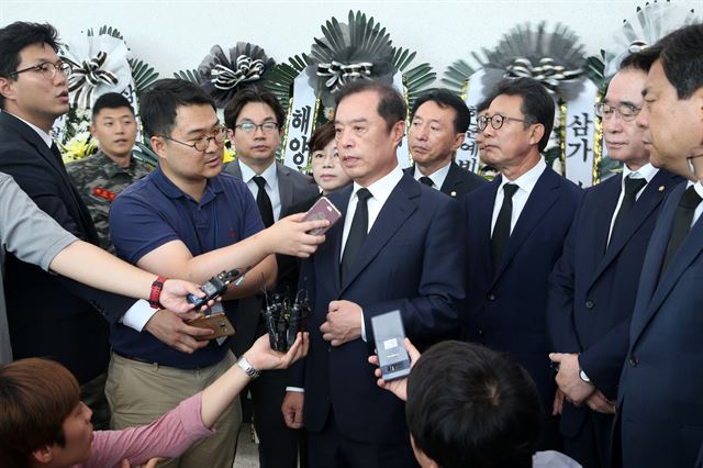 22일 경북 포항 해병대 1사단 김대식관에 마련된 마린온 헬기 사고 순직 장병 합동분향소에서 김병준(가운데) 자유한국당 비상대책위원장이 조문한 뒤 취재진 질문에 답변하고 있다. 포항=연합뉴스