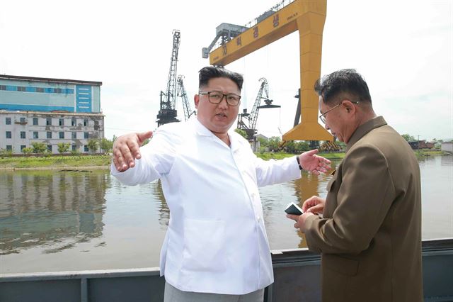 17일 북한 노동신문이 공개한 김정은 북한 국무위원장의 함경북도 청진조선소 시찰 모습. 연합뉴스