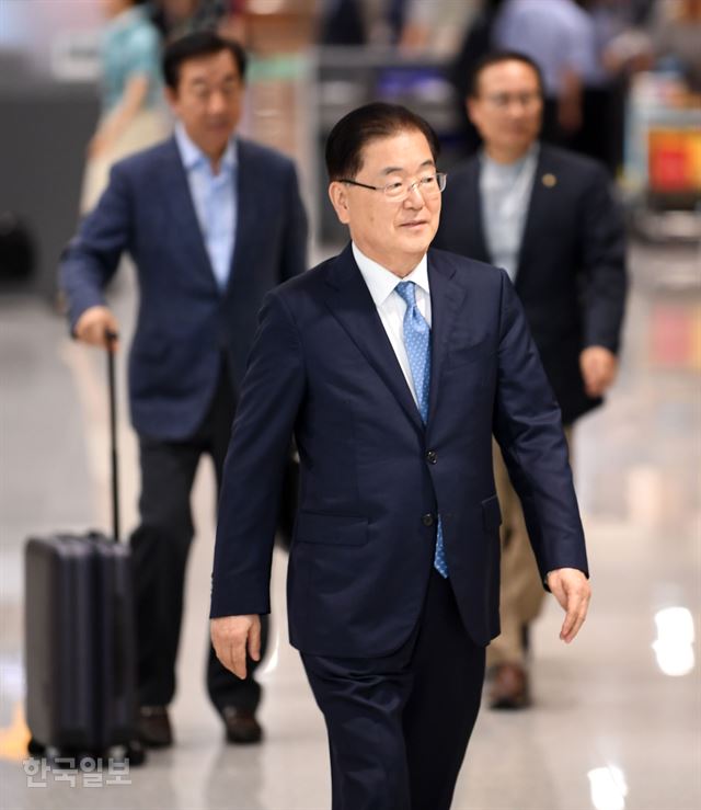 정의용 청와대 국가안보실장이 22일 오후 미국 방문을 마치고 인천국제공항 2터미널로 귀국하고 있다. 뒤편 오른쪽에 홍영표 더불어민주당 원내대표와 김성태 자유한국당 원대대표도 이날 같은 비행기를 타고 귀국했다. 홍인기 기자