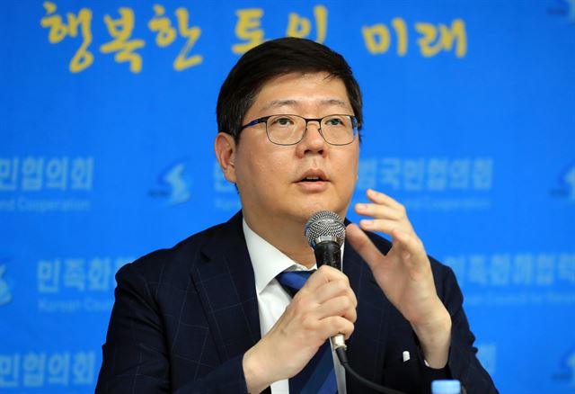 일제 강점기 조선인 강제 징용자 유해송환 협의를 위해 북한을 방문했던 김홍걸 민족화해협력범국민협의회(민화협) 대표상임의장이 22일 오후 서울 마포구 민화협 사무처에서 방북 결과를 발표하고 있다. 연합뉴스