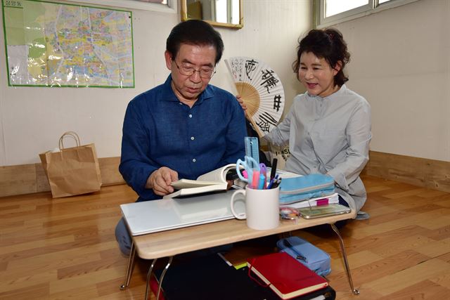 박원순 서울시장이 22일 오후 강북구 삼양동의 2층 옥탑방에서 강북 '한 달 살이'를 시작하며 부인 강난희 여사와 부채를 함께 부치고 있다. 사진공동취재단