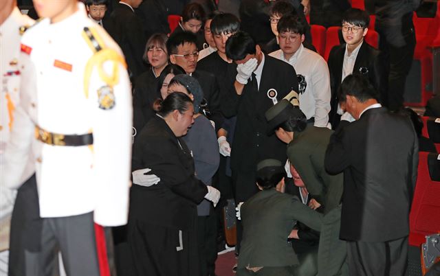 23일 오전 경북 포항 해병대1사단 도솔관에서 마린온 헬기사고로 순직한 해병대 장병 5명에 대한 합동 영결식이 해병대장으로 열렸다. 유가족이 마지막길을 배웅하며 오열하고 있다. 포항=연합뉴스