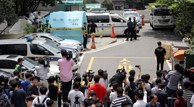 23일 오후 정의당 노회찬 원내대표가 투신 사망한 것으로 알려진 서울 중구 한 아파트에서 구급차량이 시신을 이송하고 있다. 연합뉴스