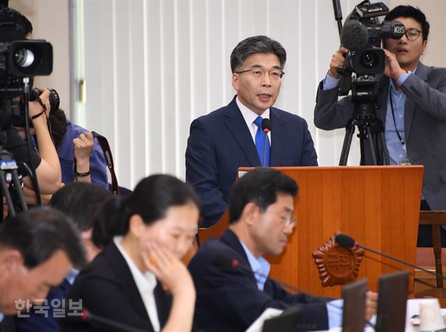 민갑룡 경찰청장 내정자가 23일 국회 행정안전위원회 인사청문회에 출석해 모두발언을 하고 있다. 오대근기자 inliner@hankookilbo.com