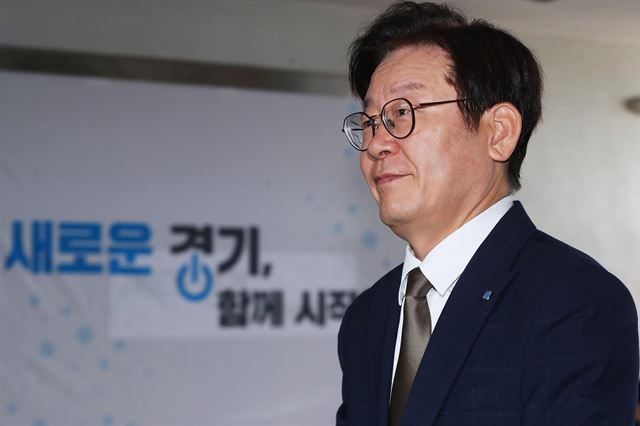 이재명 경기지사가 23일 오전 경기 수원시 경기도청 집무실로 출근하고 있다. 연합뉴스