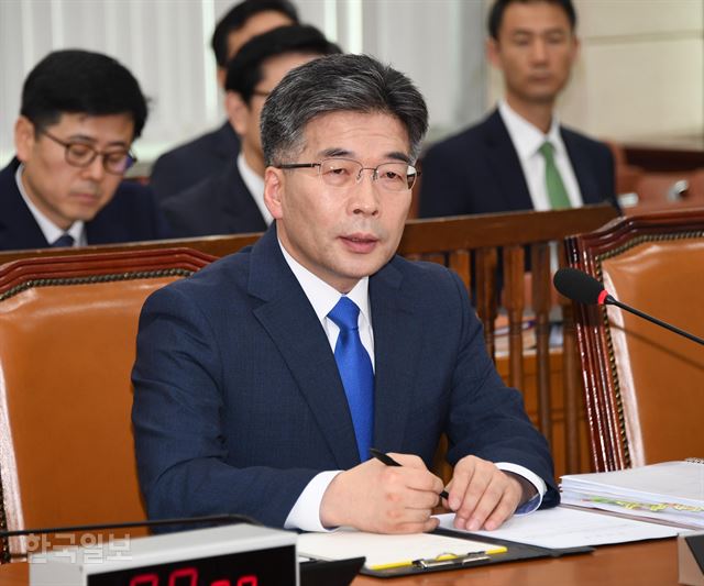 [저작권 한국일보]민갑룡 경찰청장 후보자가 23일 오전 국회 행정안전위원회 인사청문회에 출석해 의원들의 질의에 답변하고 있다. 오대근기자 inliner@hankookilbo.com /2018-07-23(한국일보)