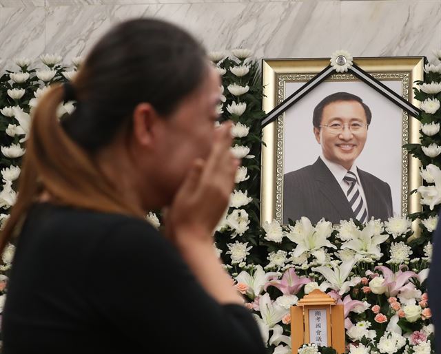 23일 오후 서울 서대문구 신촌 세브란스병원 장례식장에 마련된 고 노회찬 정의당 원내대표의 빈소에서 한 조문객이 슬픔에 잠겨 있다. 홍인기기자 hongik@hankookibo.com